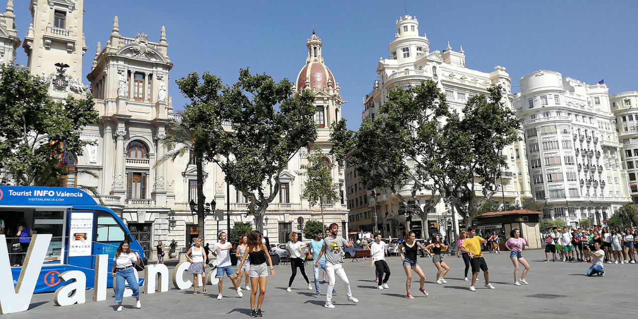  El Punto Móvil de Información Turística de València inicia  la temporada de verano con un flashmob