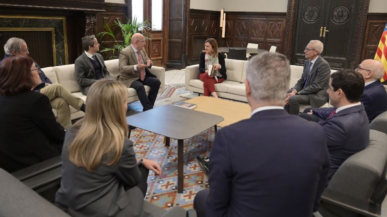 La alcaldesa de València, María José Catalá, ha recibido este viernes a los coordinadores del libro “Derecho Fallero. Estudios